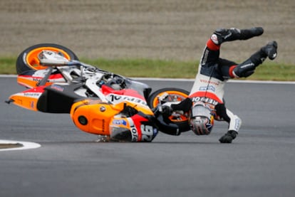 Dani Pedrosa sufre una caída en el GP de Japón en 2007.