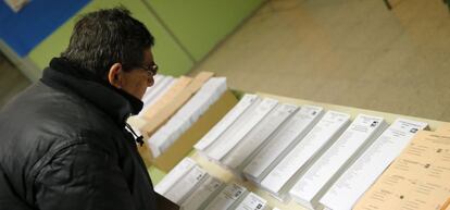 Papeletas de los diferentes partidos al Congreso y al Senado.