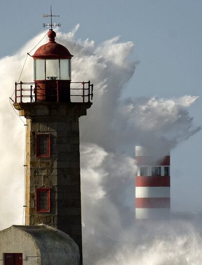 Una ola golpea el faro y el muelle en la desembocadura del río Duero en Oporto, Portugal. El instituto meteorológico portugués puso toda la costa de Portugal en alerta roja, debido a la mala mar y los fuertes vientos.