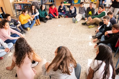 Alumnos del colegio San Isidro de Periana (Málaga), en un debate sobre cultura democrática.