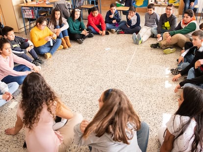 Alumnos del colegio San Isidro de Periana (Málaga), en un debate sobre cultura democrática.