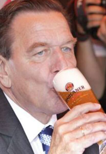 En la imagen de archivo el ex canciller alemán se bebe una cerveza para continuar con su agenda política. En octubre Schroeder publicará sus memorias.