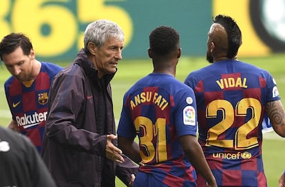 El entrenador del Barcelona, Quique Setién (segundo por la izquierda), da instrucciones a Ansu Fati y Arturo Vidal.