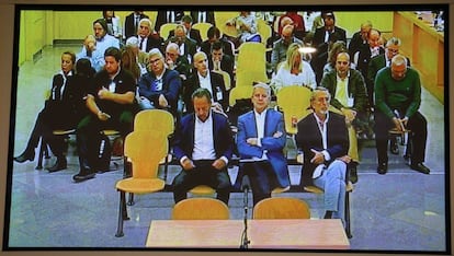 Gürtel mastermind Francisco Correa ( front row, right) in court.