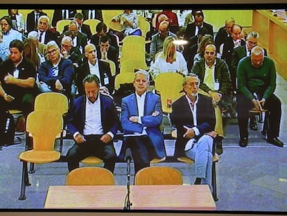 Gürtel mastermind Francisco Correa ( front row, right) in court.