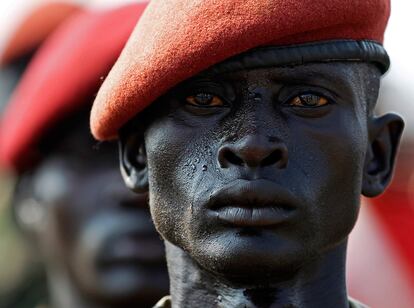 Un soldado del Ejercito Sudanés del Pueblo participa en un ensayo del desfile de la independencia en Juba. Un informe fechado en abril de 2010 y difundido por la agencia Reuters señalaba que el Nuevo país se había hecho con 100 tanques de segunda mano soviéticos, así como armamento antiaéreo, artillería pesada y unos 10.000 rifles de asalto.