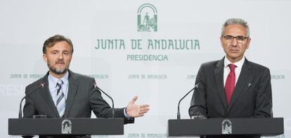 Jos&eacute; Fiscal y Miguel &Aacute;ngel V&aacute;zquez, tras el Consejo de Gobierno.