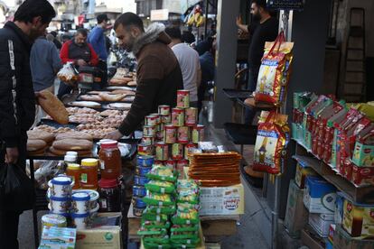 OCHA alerta del rápido aumento del número de trabajadores pobres, que se han duplicado en el último año, con un salario diario de entre 20 y 30 liras turcas (1,25 y 1,90 euros). Debido a las pocas opciones, muchas personas recurren a mecanismos como “tomar dinero prestado, vender sus cosas o elegir alimentos más baratos, todo lo cual aumenta las necesidades de protección de la familia”, advierten desde este organismo.