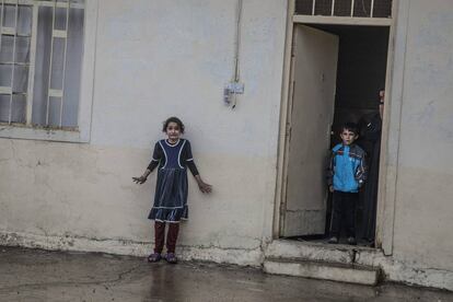 Dos niños ven a las fuerzas iraquíes entrar en el patio de su casa, en Mosul, el 2 de noviembre de 2016.