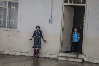 Dos ni&ntilde;os ven a las fuerzas iraqu&iacute;es entrar en el patio de su casa, en Mosul, el 2 de noviembre de 2016.