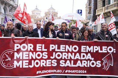 La ministra de Igualdad del Gobierno de España, Ana Redondo (tercera por la izquierda), acompañada de los secretarios regionales de UGT Y CCOO en Castilla y León, Faustino Temprano (segundo por la izquierda), y Vicente Andrés (tercero por la derecha), durante la manifestación del 1 de Mayo celebrada en Valladolid. 
