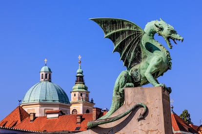 Detalle del puente de los Dragones, con las cúpulas de la catedral de San Nicolás al fondo.