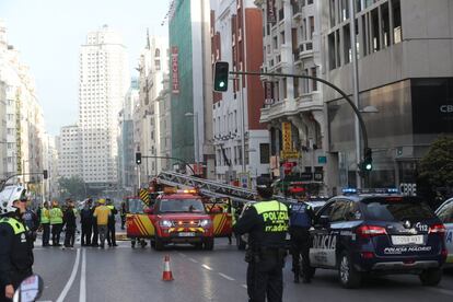 Vista de la Gran Vía cortada al tráfico por la presencia de Bomberos y Cuerpo de Policía.