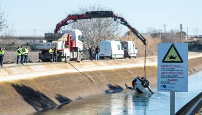 Efectius del cos dels Mossos rescaten el vehicle de Núria B. del fons del canal de Serós.