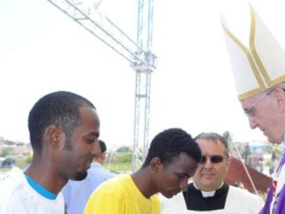 El papa Francisco junto a varios imigrantes durante su visita a la isla de Lampedusa, Italia, el pasado lunes.