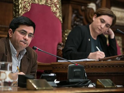 Gerardo Pisarello (d) i Ada Colau (e), en una imatge al saló de plens.