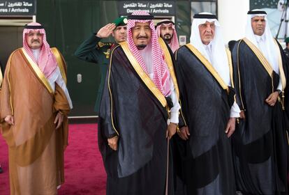 El monarca saudí, Salmán bin Abdulaziz, junto a colaboradores al finalizar el acto de la inauguración de este jueves de la línea de tren de 450 kilómetros.