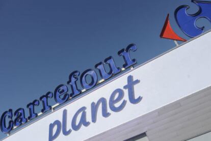 Un logo de Carrefour en el exterior del almacén de Carrefour Planet en Ecully, cerca de Lyon, Francia.