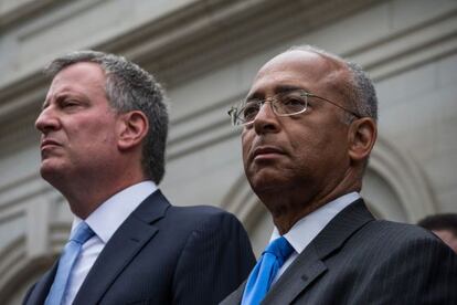 Bill Thompson al lado de Bill De Blasio. 