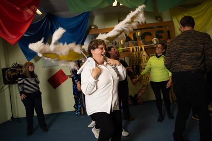 Varios participantes de la comparsa ONCE-Ilusiones durante un ensayo previo al carnaval de Cartagena.