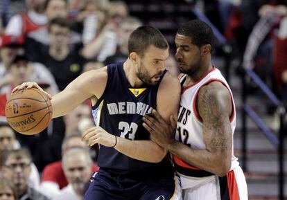 Marc protege el balón ante Aldridge.