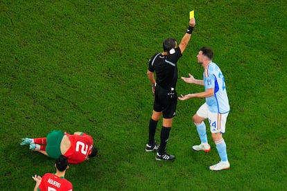 El árbitro del encuentro, Fernando Rapallini, le muestra la cartulina amarilla a Laporte.