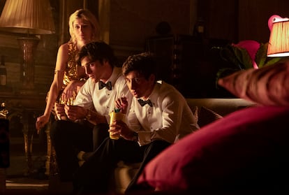 Venetia (Alison Oliver), Felix (Jacob Elordi) y Oliver (Barry Keoghan), en un momento de 'Saltburn'.