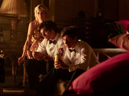 Venetia (Alison Oliver), Felix (Jacob Elordi) y Oliver (Barry Keoghan), en un momento de 'Saltburn'.