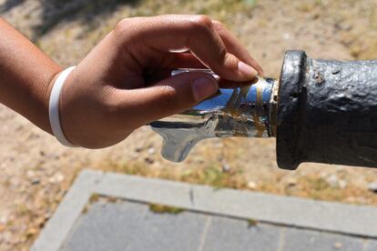 ODS 6: Agua limpia y saneamiento. “¿A dónde vas, guarro?”. El agua es un bien necesario, que debería ser gratuito y accesible para todo el mundo. En la pandemia cerraron las fuentes públicas para evitar el contagio. Al vivir en una chabola sin agua potable, tenía que pedir a la gente conocida que me rellenaran una garrafa. Había gente que se dedicaba a insultarme por intentar conseguir agua.
Sin agua no hay higiene. ¿Cómo me aseo sin agua? ¿Cómo lavo mi ropa? La falta de higiene causa discriminación. Me dicen “¿a dónde vas, guarro?” Pero, ¿dónde me ducho?