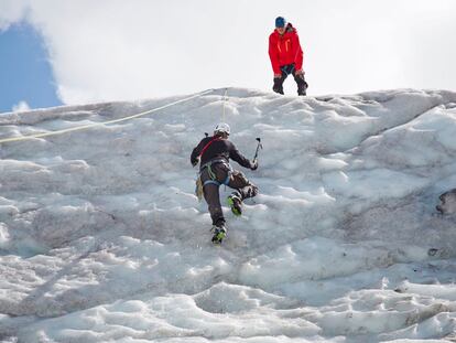 Dos escaladores ascienden en hielo en el valle de Pitztal (Austria).