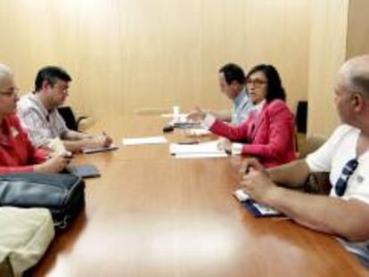 La diputada socialista Rosa Aguilar (2-d) durante la reunión con representantes de los colectivos UNICAES, ADESORG, Na.Ce. 17M, y YO NO PAGO, quienes explican en rueda de prensa los motivos para iniciar una huelga de hambre indefinida con el lema "Quien Me Rescata A Mi". EFE/Archivo