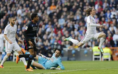 Modric salta ante la mirada del meta Roberto.