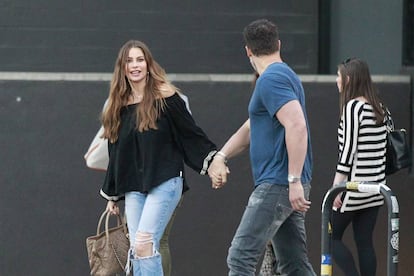 Sofía Vergara de la mano de su actual pareja Joe Manganiello.