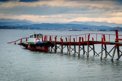 Vista de la costa de Santander en un día nublado de verano.