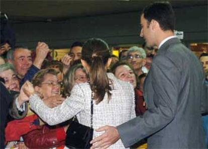 Tanto Don Felipe como su prometida dieron la mano a numerosas personas, y saludaron a sorprendidos usuarios del servicio de cercanías que transitaban por la zona que, hace dos meses fue escenario de las mas trágicas escenas de dolor. Sólo en Atocha, 64 personas perdieron la vida.