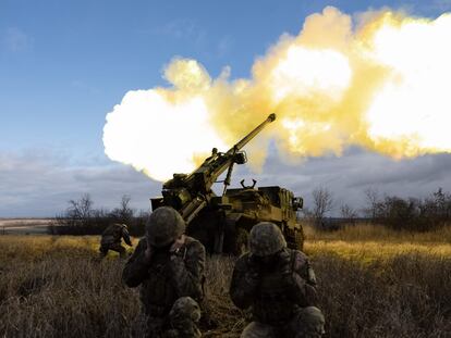 Militares ucranios atacaban posiciones rusas en el este de Ucrania el miércoles.