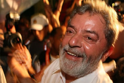 El presidente y candidato a la presidencia de Brasil, Luiz Inacio Lula da Silva, durante un recorrido por el centro de la ciudad de Río de Janeiro, donde miles de simpatizantes le esperaban