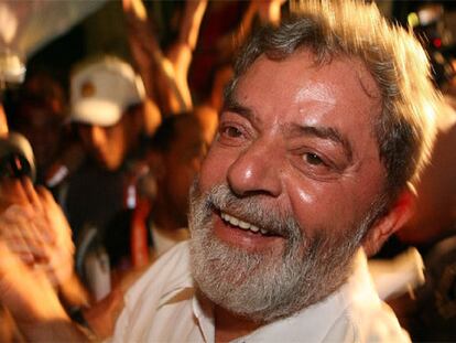 El presidente y candidato a la presidencia de Brasil, Luiz Inacio Lula da Silva, durante un recorrido por el centro de la ciudad de Río de Janeiro, donde miles de simpatizantes le esperaban