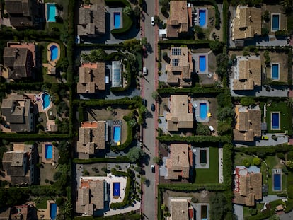 Peralada (Girona), uno de los 24 pueblos en estado de emergencia por la sequía, declarado en Cataluña, el 4 de agosto. En la imagen, vista aérea de la urbanización Residencial Golf de Peralada, con piscinas en muchos de los jardines, donde se observa como algunos han dejado de regar el césped. 