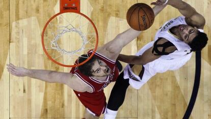 Pau Gasol pelea por el balón con Anthony Davis.