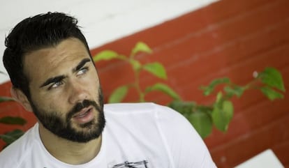 Iborra posa en la ciudad deportiva del Sevilla.