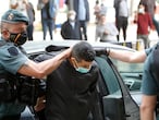 Agentes de Guardia Civil llevan al detenido por matar a una mujer y su hijo para pasar a disposición judicial, en Inca, Mallorca