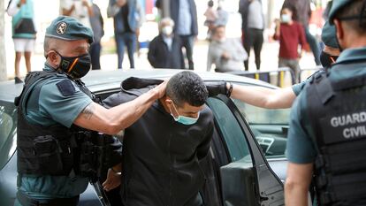 Agentes de Guardia Civil llevan al detenido por matar a una mujer y su hijo para pasar a disposición judicial, en Inca, Mallorca