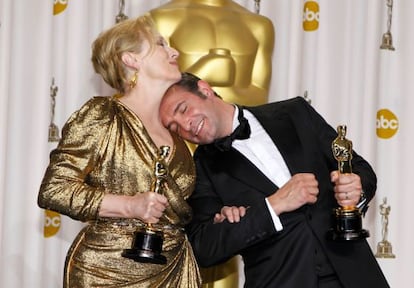 Meryl Streep, Oscar a la mejor actriz por 'La dama de hierro', y Jean Dujardin, Oscar al mejor actor por 'The Artist', posan tras la entrega de los premios de la Academia.