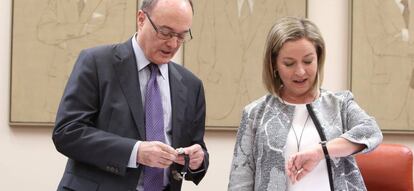 El Gobernador del Banco de España, Luis Maria Linde, en la Comision de investigacion de la crisis financiera, junto con Ana Oramas, presidenta de esa Comisión.