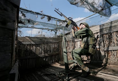 Un soldado de la autoproclamada república de Donetsk apunta un arma hacia la línea de contacto, el 2 de abril. 