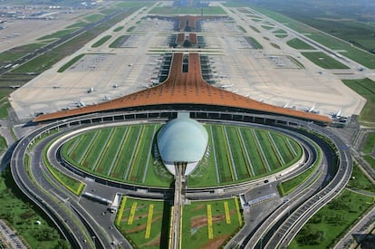 Norman Foster proyectó para Pekín la terminal 3 del aeropuerto internacional, con capacidad para recibir 50 millones de viajeros al año. Se construyó en cuatro años, se inauguró en febrero de 2008 y su techo mide 360.000 metros cuadrados. Su forma es la de un "dragón aerodinámico".