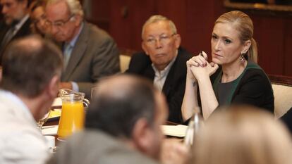 La presidenta de la Comunidad de Madrid, Cristina Cifuentes, durante una reunión en el Colegio de Médicos.