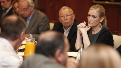 La presidenta de la Comunidad de Madrid, Cristina Cifuentes, durante una reuni&oacute;n en el Colegio de M&eacute;dicos.