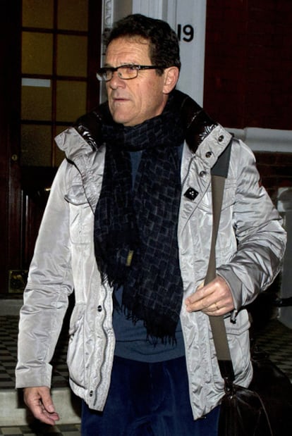 Fabio Capello sale de su casa en Londres un día después de haber dimitido como entrenador de la selección inglesa de fútbol.